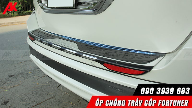 nẹp chống trầy cốp xe Fortuner cao cấp