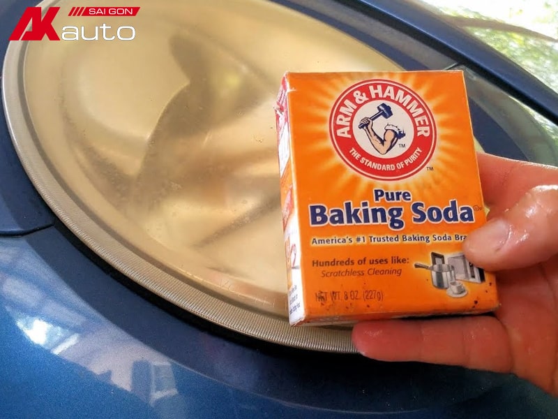 Đánh bóng đèn xe ô tô bằng baking soda