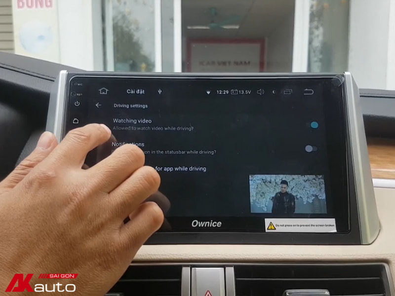 Cách bật xem video khi đang lái xe