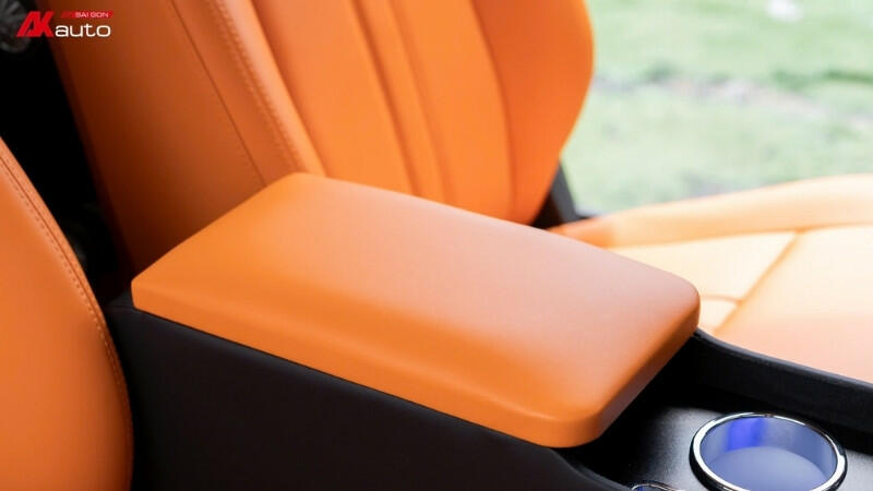 Bề mặt bệ tỳ tay VF3 làm từ da PU cao cấp