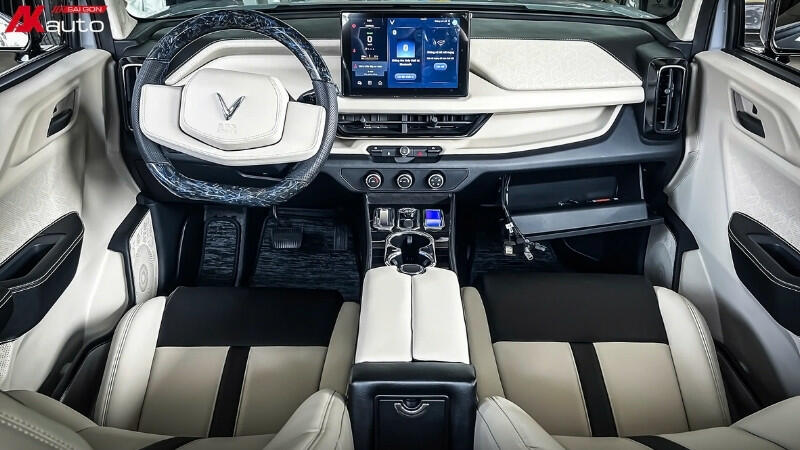 Bệ tỳ tay VF3 làm điểm tựa cho khuỷu tay, tránh bị mỏi khi cầm lái lâu