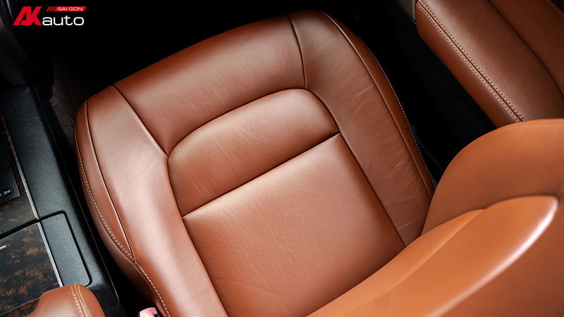 Bọc ghế xe Land Cruiser được thay lớp da xuất xứ từ Italia