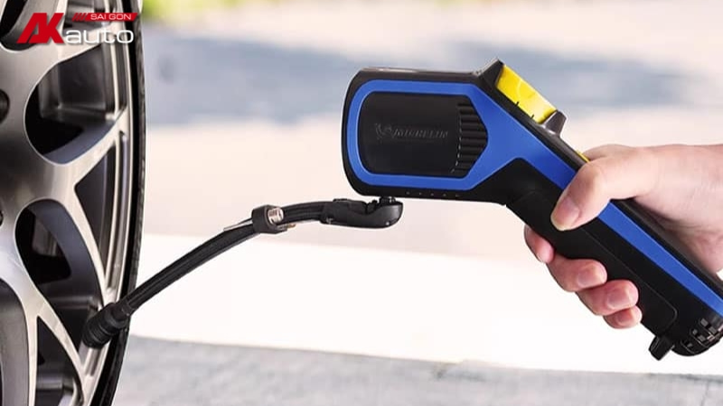 Bơm lốp ô tô dạng tay là thiết bị bơm cơ học, dùng lực tay hoặc chân