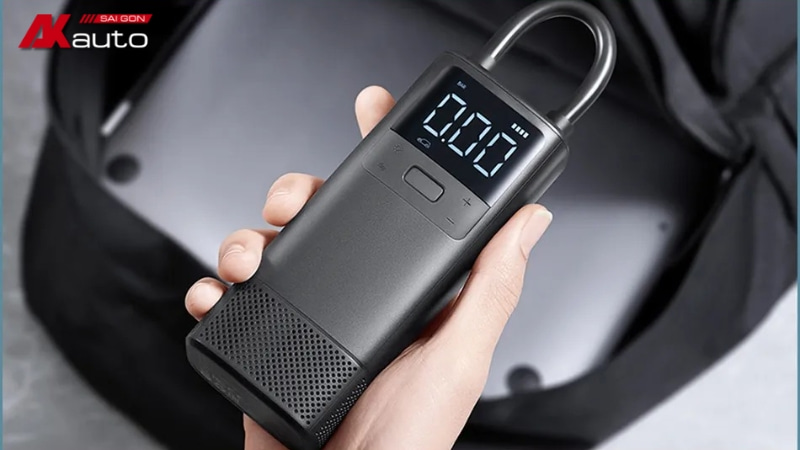 Bơm lốp ô tô dùng pin sạc là thiết bị bơm không dây, tiện lợi