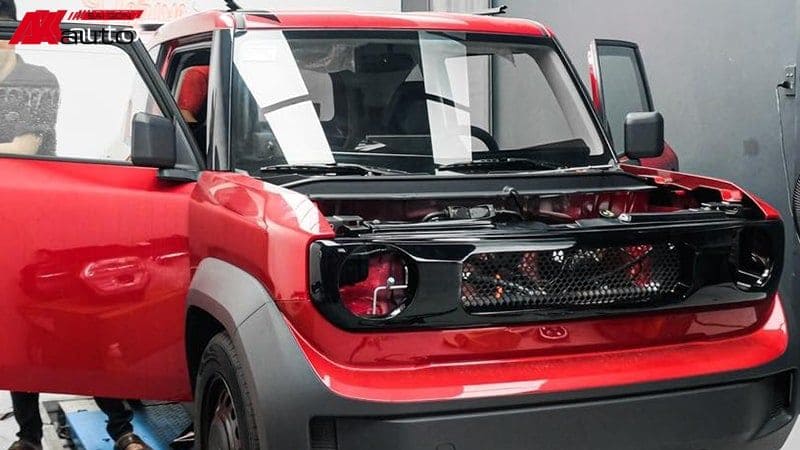 Kỹ thuật viên tiến hành lắp đặt mặt calang mới vào chiếc VF3