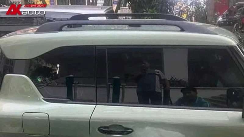 Giá nóc dọc được lắp đặt dễ dàng mà không cần khoan đục ảnh hưởng đến xe