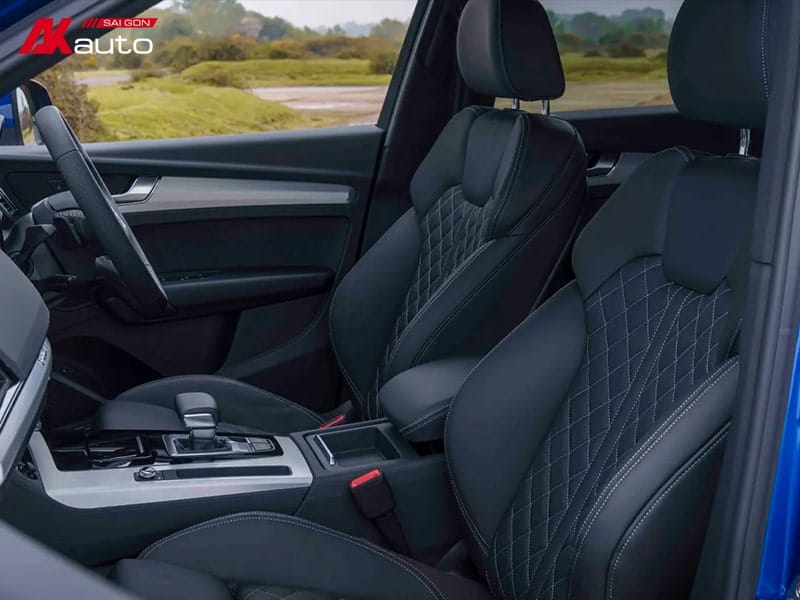 Nội thất Audi Q5 với ghế da đen cao cấp, họa tiết may hình quả trám tinh xảo, mang lại vẻ đẹp sang trọng.
