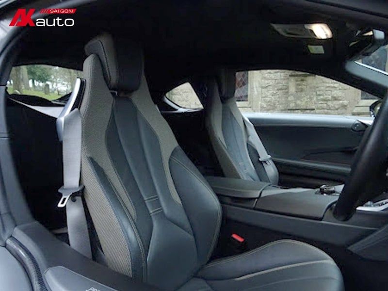 Nội thất xe BMW i8 với ghế da màu xám, thiết kế đơn giản nhưng vẫn sang trọng và tinh tế.