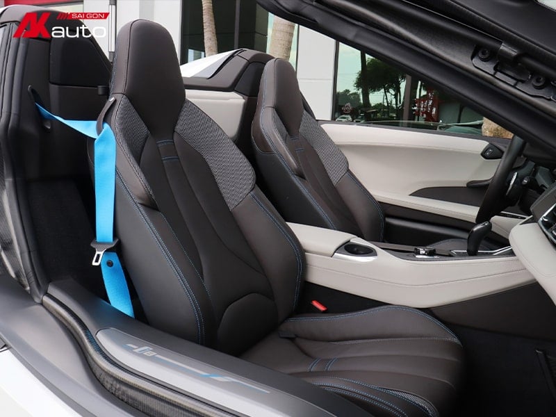 Nội thất xe BMW i8 với ghế da màu đen và xám mang đến vẻ đẹp hiện đại và thể thao.