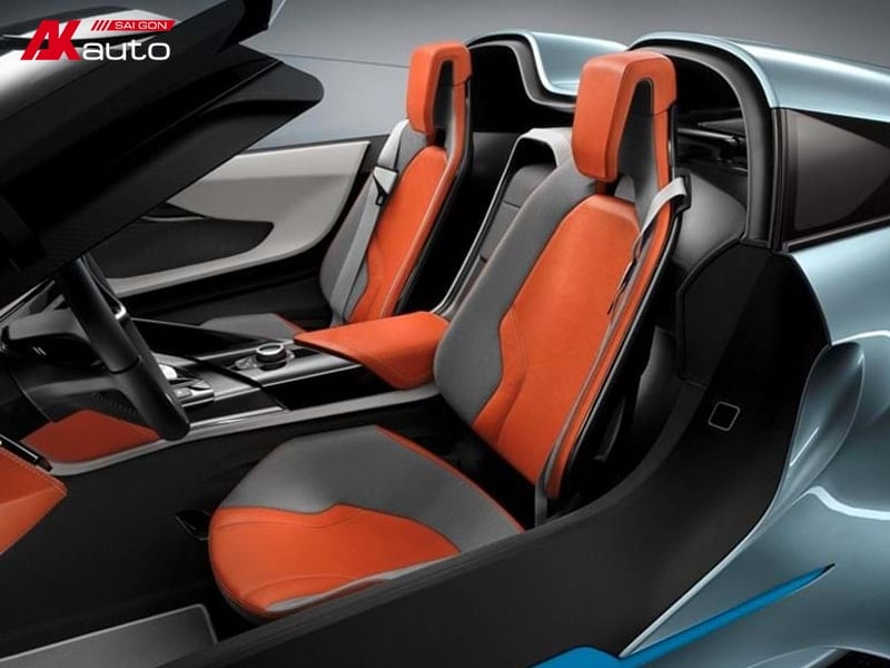 Thiết kế nội thất xe BMW i8 với ghế da phối màu cam và xám, mang đến cảm giác năng động và cá tính.