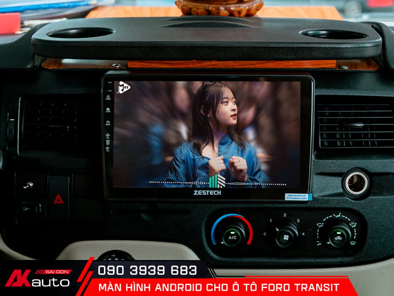 Hệ thống giải trí đa phương tiện hiện đại trên màn hình ô tô Ford Transit