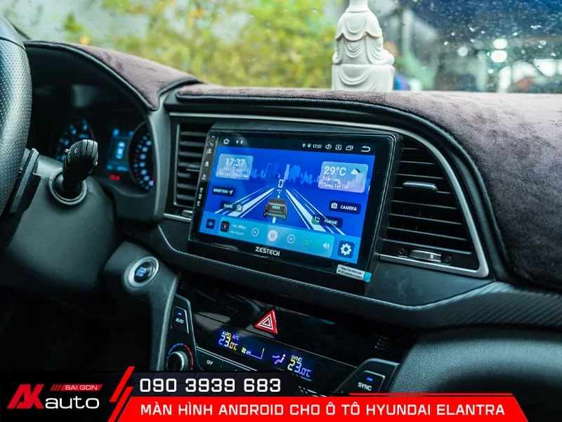 Màn hình Hyundai Elantra thiết kế tinh xảo, hiển thị hình ảnh sắc nét