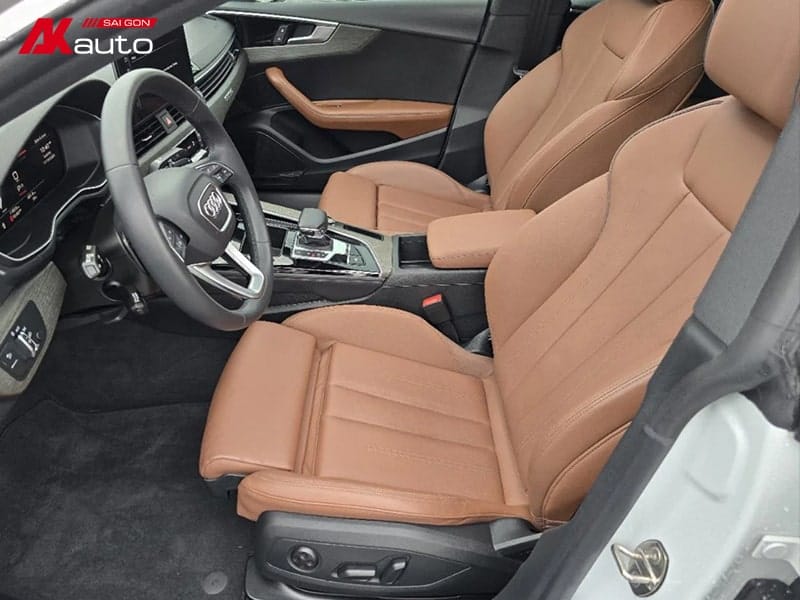 Ghế da màu nâu cao cấp trong Audi Q5, kết hợp giữa sự ấm áp và vẻ đẹp cổ điển, hoàn thiện không gian nội thất sang trọng.