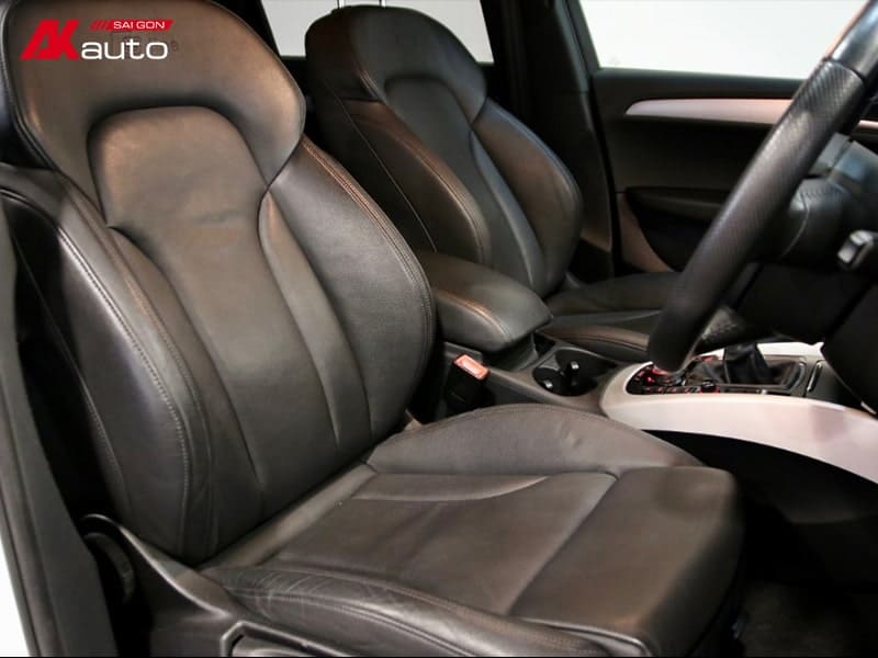 Ghế da màu đen trơn trong Audi Q5, thiết kế đơn giản nhưng sang trọng, phù hợp với những ai yêu thích sự tối giản và thanh lịch.