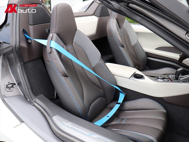 Ghế xe BMW i8 bọc da màu nâu sẫm kết hợp chất liệu vải xám, đường chỉ may tỉ mỉ màu xanh lam