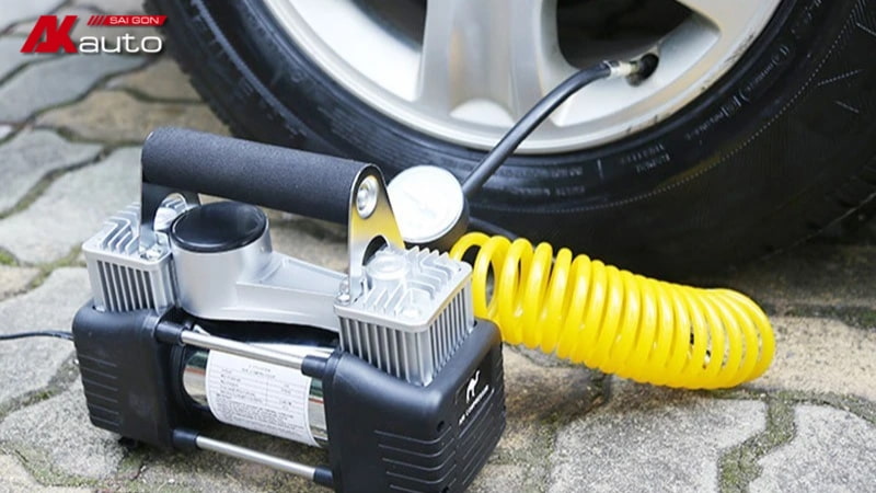Máy bơm lốp ô tô là thiết bị bơm khí giúp duy trì áp suất lốp tiêu chuẩn