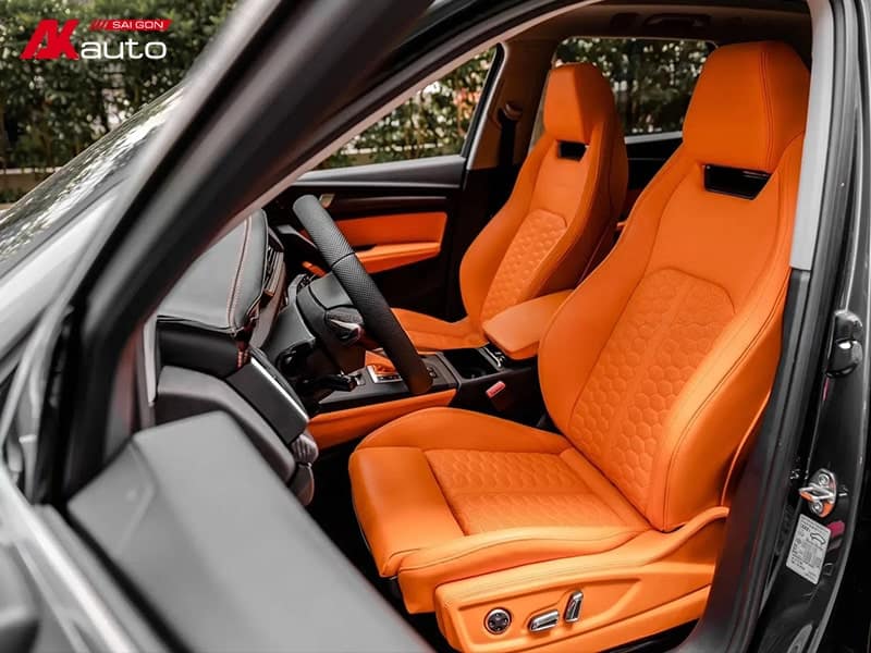Ghế thể thao màu cam nổi bật trong Audi Q5, với họa tiết tổ ong độc đáo và thiết kế năng động, lý tưởng cho những ai yêu thích phong cách thể thao và cá tính.
