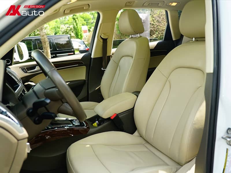 Ghế ngồi bọc da màu be trong Audi Q5, tạo không gian sáng sủa và thanh lịch, phù hợp người thích sự nhẹ nhàng và tinh tế.