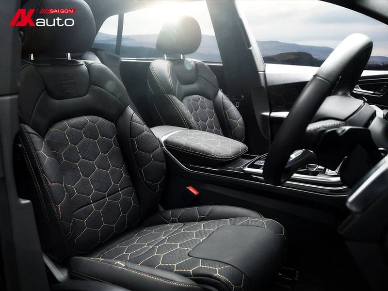 Thiết kế ghế da đen kết hợp chỉ vàng, tạo điểm nhấn mạnh mẽ và sang trọng cho Audi Q8