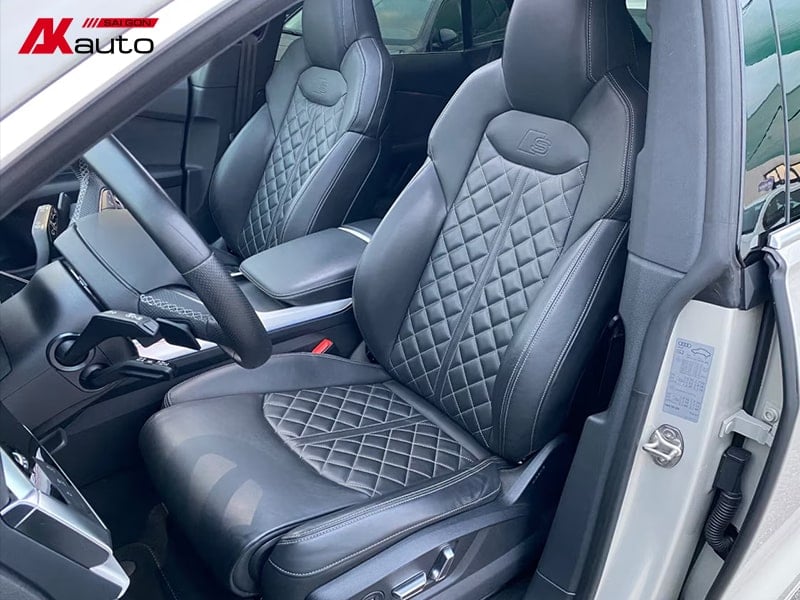 Bọc ghế Audi Q8 có sự kết hợp giữa chất liệu da cao cấp và họa tiết kim cương sang và đẳng cấp.