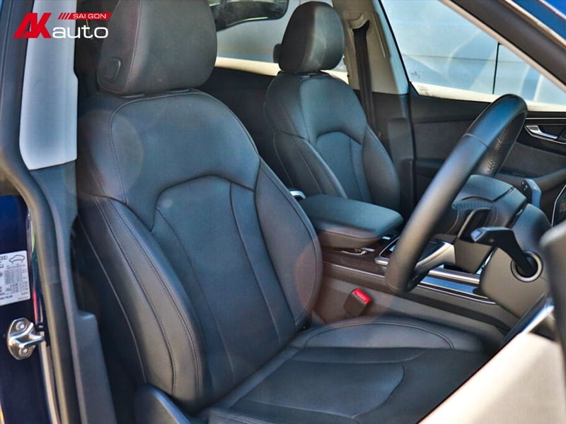 Ghế da màu đen trong xe Audi Q8, thiết kế đơn giản, tinh tế.