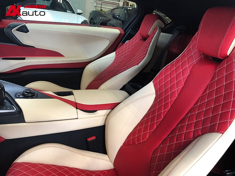 Ghế da xe BMW i8 được may họa tiết quả trám màu đỏ nổi bật, kết hợp với các chi tiết màu kem, tạo nên sự tương phản đầy phong cách