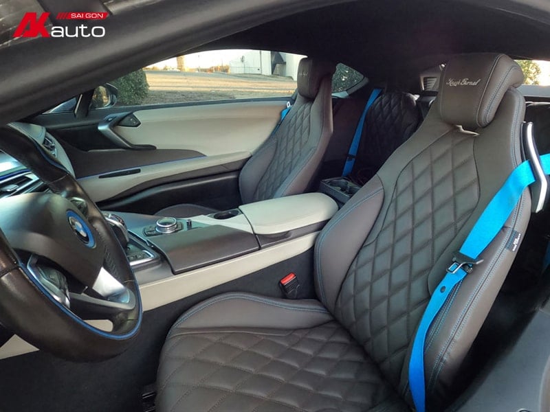 Không gian nội thất xe BMW i8 sang trọng với ghế da họa tiết quả trám, đường chỉ may tỉ mỉ