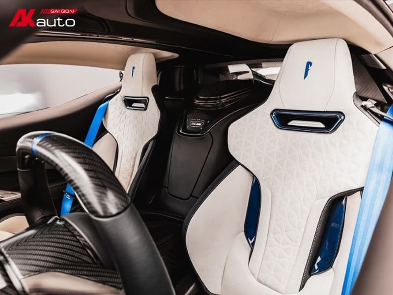 Ghế xe BMW i8 được thiết kế thể thao với chất liệu da cao cấp màu trắng kết hợp các chi tiết màu xanh, tạo điểm nhấn độc đáo.