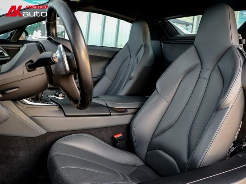 Nội thất xe BMW i8 tối giản với ghế da màu đen tuyền, đường nét tinh tế, mang đến vẻ đẹp lịch lãm và sang trọng