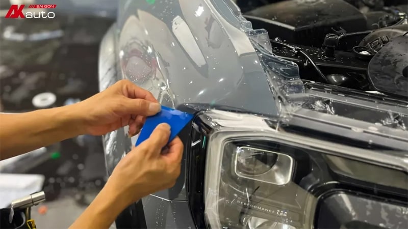 Dán PPF đèn pha xe ô tô ngăn tình trạng ố vàng, mờ đục theo thời gian