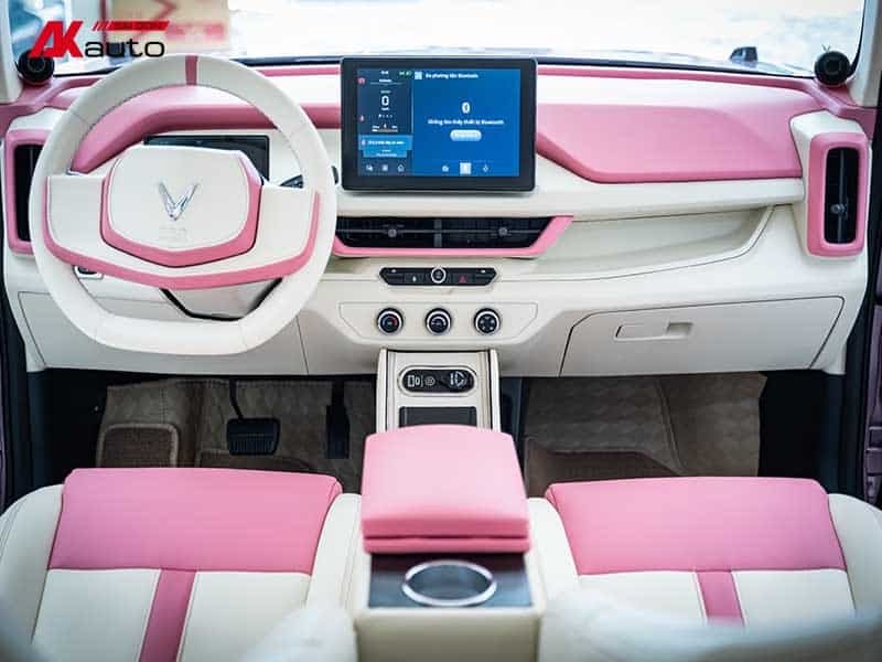 Các chi tiết nhựa trong ô tô có thể sơn hoặc ốp gỗ đổi màu