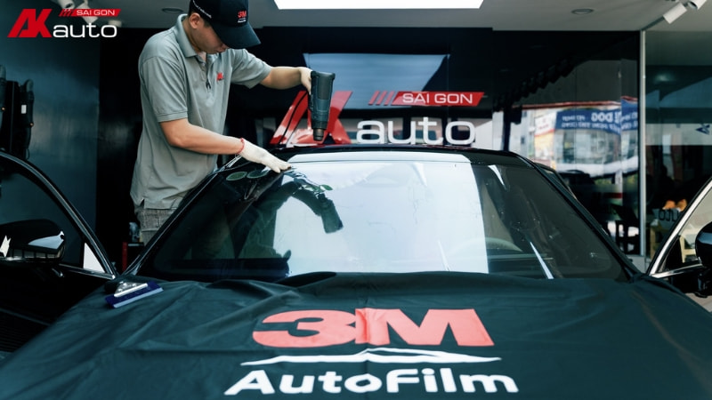Khách hàng ưu tiên chọn dán phim cách nhiệt tại các trung tâm uy tín như AKauto