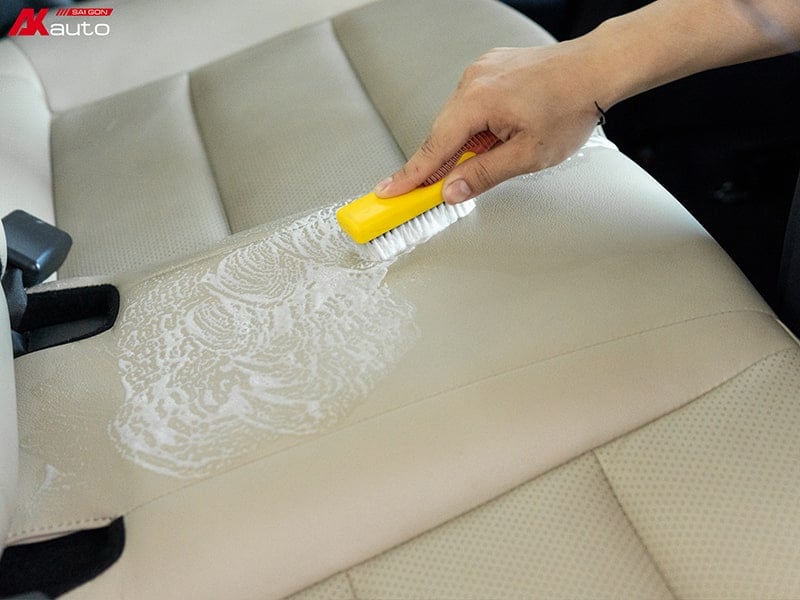 Vệ sinh ghế xe ô tô