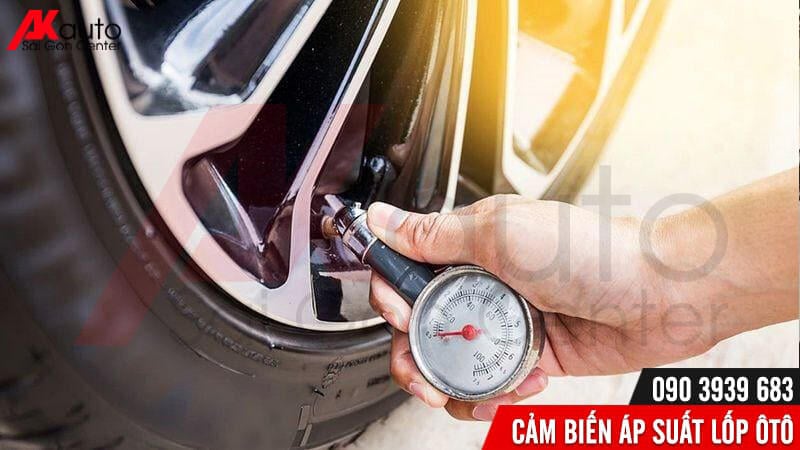 đo áp suất lốp ô tô thủ công
