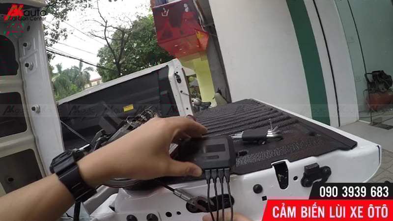 cam-bien-lui-o-to-hcm đi dây lắp đặt cảm biến