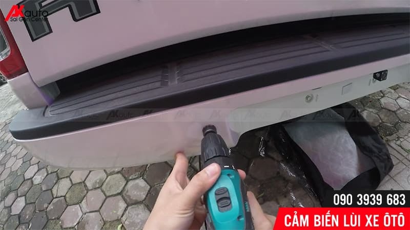 cam-bien-lui-o-to-lap-dat-uy-tin khoan lỗ lắp cảm biến