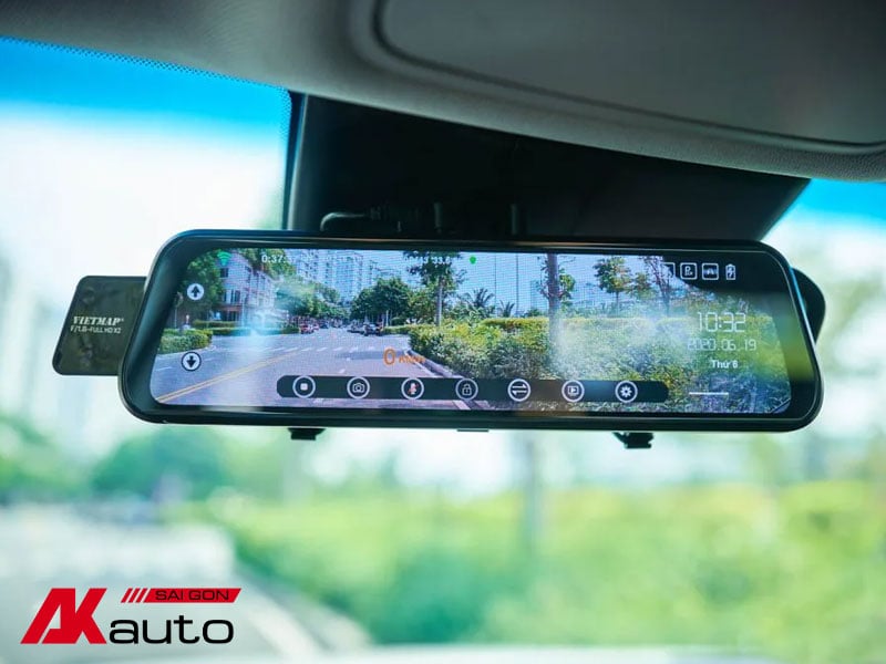 Camera hành trình gương có thiết kế nổi bật