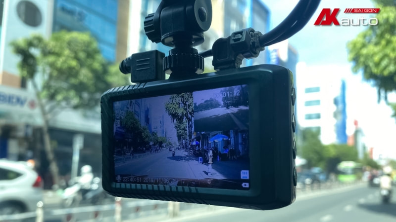 Camera hành trình Jasso trang bị màn hình hiển thị rõ ràng, thao tác dễ dàng khi sử dụng