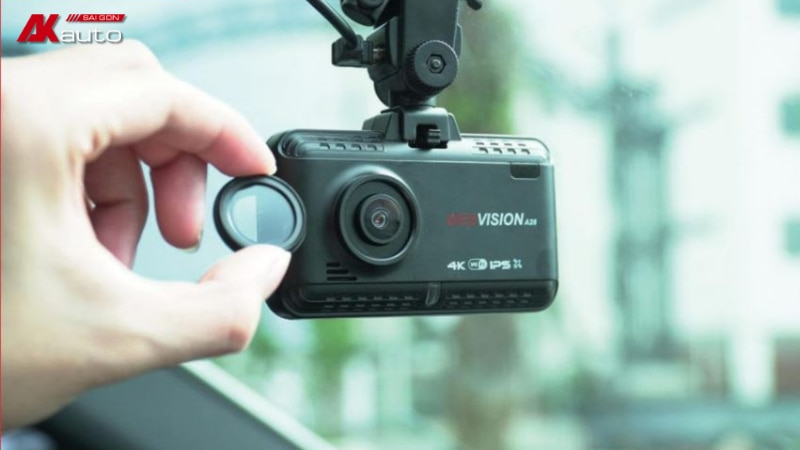 Bảo quản camera hành trình ô tô bằng cách vệ sinh định kỳ