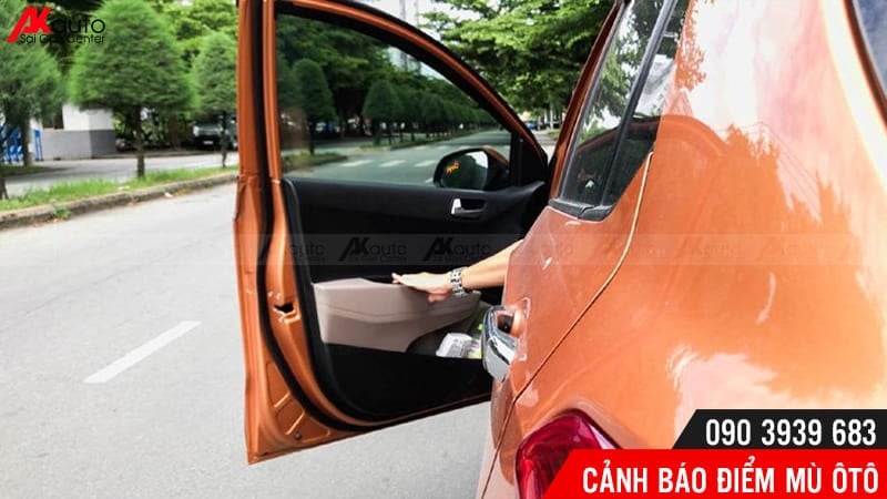 canh-bao-diem-mu-o-to-bao-ve-an-toan cnahr báo điểm mù đảm bảo quá trình xuống xe an toàn