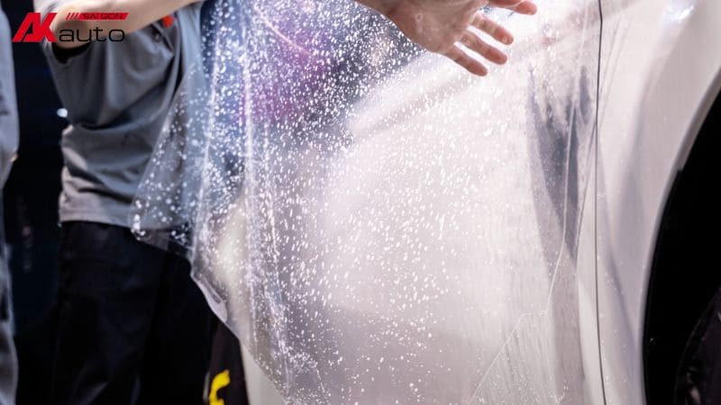 Phim PPF hoạt động như một lá chắn dẻo dai, đàn hồi giúp bảo vệ lớp sơn xe