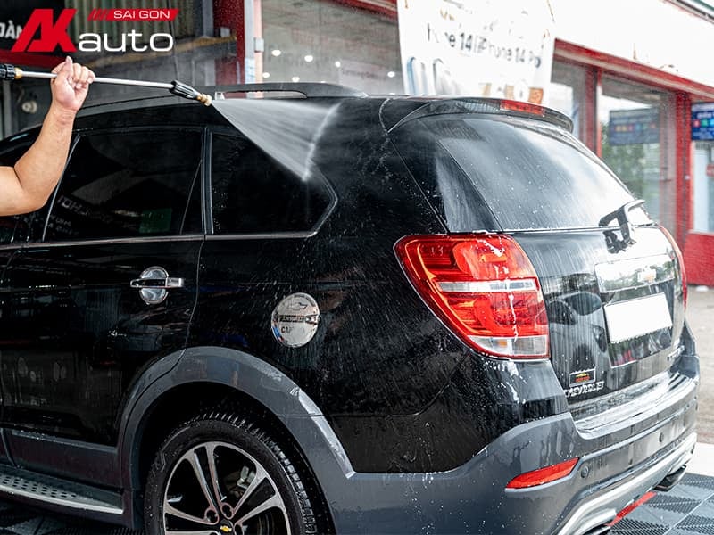 Hướng dẫn đánh bóng xe ô tô tại nhà hiệu quả như một chuyên gia thực thụ 2 Rửa xe trước khi đánh bóng ô tô tại nhà