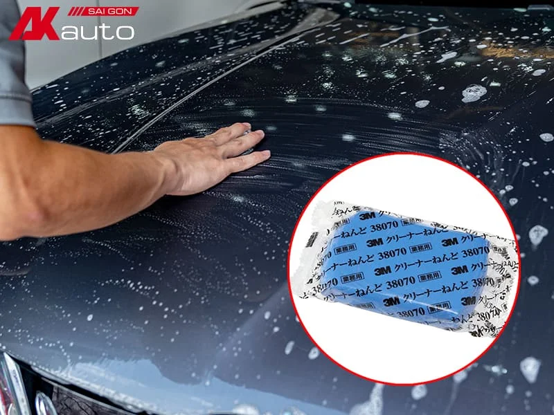 Hướng dẫn đánh bóng xe ô tô tại nhà hiệu quả như một chuyên gia thực thụ 3 Tẩy bụi sơn nhựa đường trước khi đánh bóng ô tô tại nhà