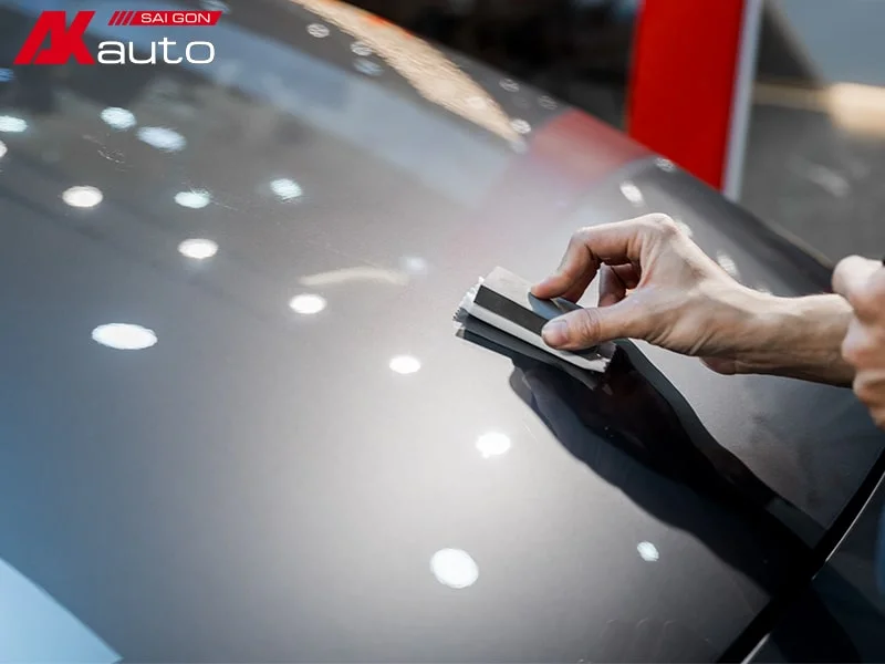 Hướng dẫn đánh bóng xe ô tô tại nhà hiệu quả như một chuyên gia thực thụ 5 Thoa lớp phủ để giúp bảo vệ bề mặt sơn ô tô