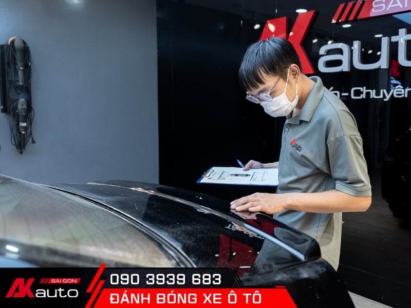 kiểm tra xe trước khi đánh bóng