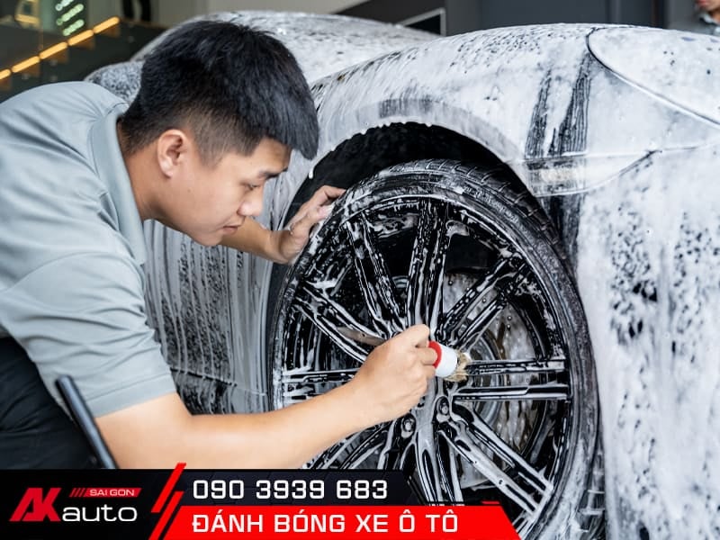 rửa xe ô tô trước khi đánh bóng