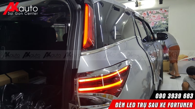 den-led-tru-sau-xe-fortuner-trang-tri-1 độ đèn led trụ sau xe ô tô fortuner