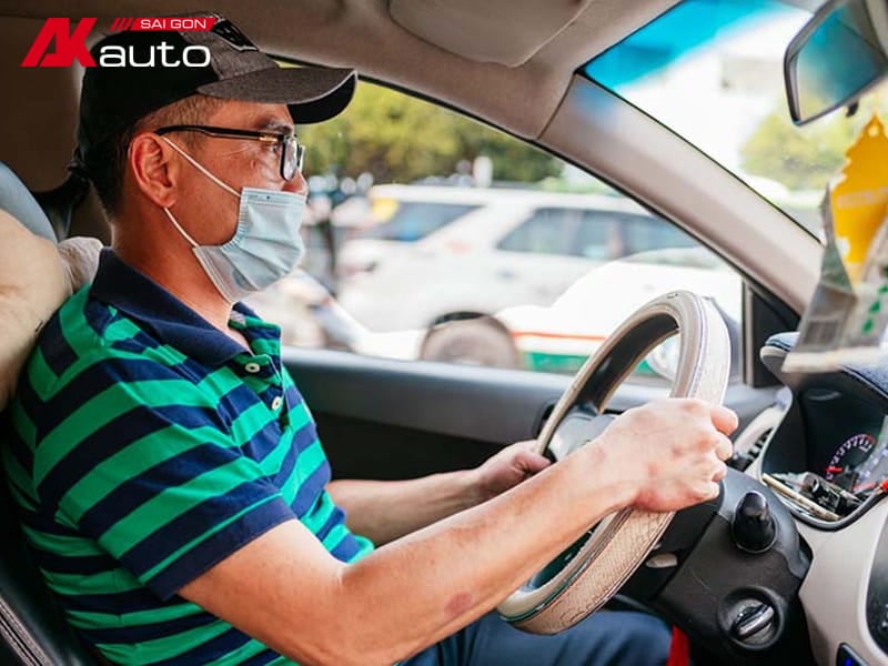 Đội mũ lưỡi trai khi lái xe để giảm chói