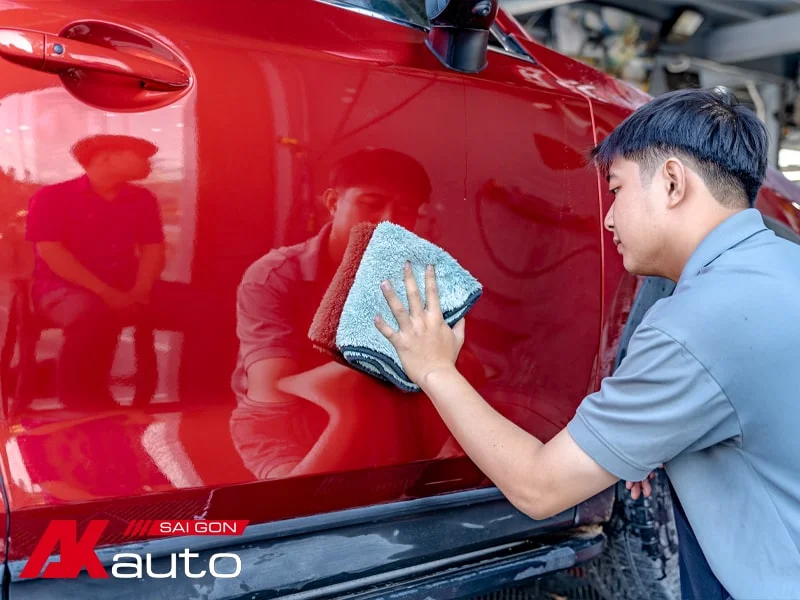 Dùng khăn chuyên dụng lau khô bề mặt sơn ô tô