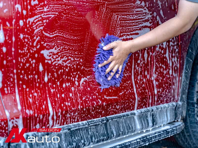 Vệ sinh xe trước khi tẩy bụi sơn nhựa đường ô tô